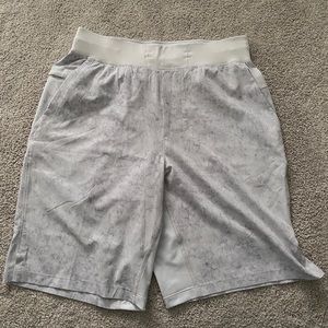 NWOT Men’s Lululemon T.H.E. Short Liner-less 9" Grey and White Print